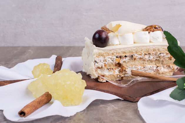 甜点用桌布和糖果在木板上切蛋糕自制布美味