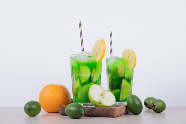 水果饮料有苹果 果酱和麦杆在白色美味食品绿色