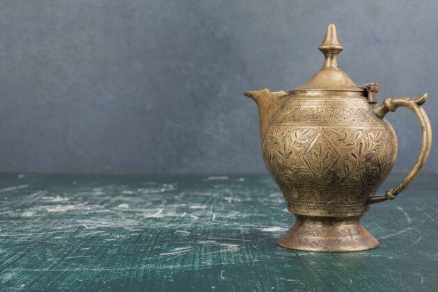 饮料大理石桌上的经典茶壶厨房传统茶壶