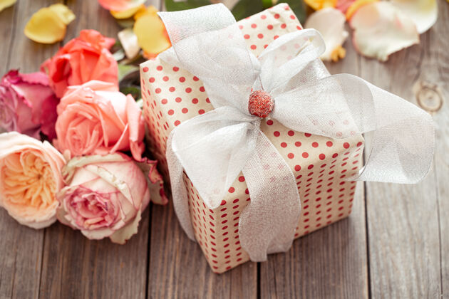 装饰包装精美的情人节或妇女节礼品盒和新鲜玫瑰节日概念玫瑰植物情人节