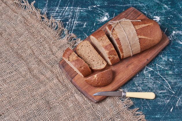 糕点黑面包片放在木板上面包房奶油地壳