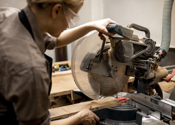 工作带着眼镜和工具的女木匠专业知识女人工作
