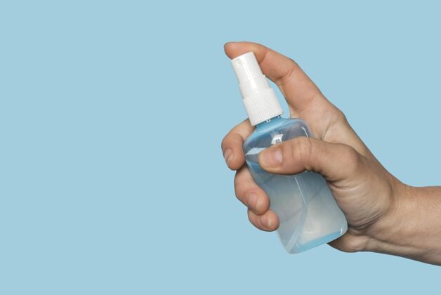 清洁一个拿着消毒瓶的女人清洗小心手