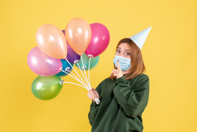 生日正面图：手持彩色气球的年轻女性聚会乐趣情感
