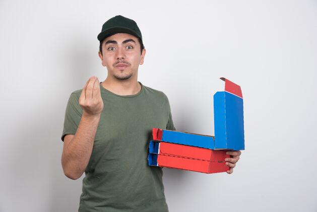 肖像送货员做手势 拿着白色背景的披萨盒订单食物送货员