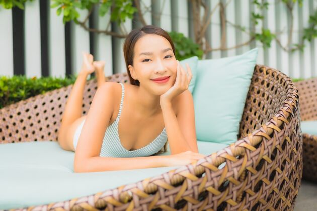 休闲肖像美丽的亚洲年轻女子在酒店度假区的室外游泳池周围放松休闲旅游度假度假胜地放松女人