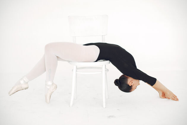 芭蕾舞演员漂亮的芭蕾舞演员尖角的芭蕾舞演员椅子优雅姿势
