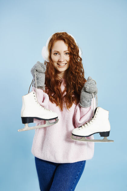 运动拿着溜冰鞋的快乐女孩的画像开朗运动牙齿