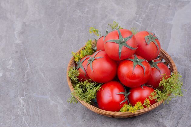 品质把西红柿放在一个木杯里 周围放着药草美味生菜生物