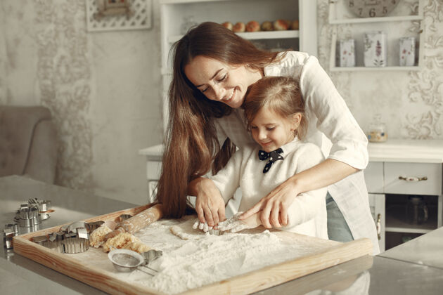 乐趣一家人在厨房里漂亮的妈妈带着小女儿成人家庭家庭