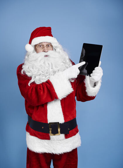 圣诞老人惊讶的圣诞老人拿着数码显示屏显示老年人男人