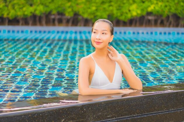 女人肖像美丽的亚洲年轻女子放松微笑休闲围绕室外游泳池近海游泳池海滩泳装