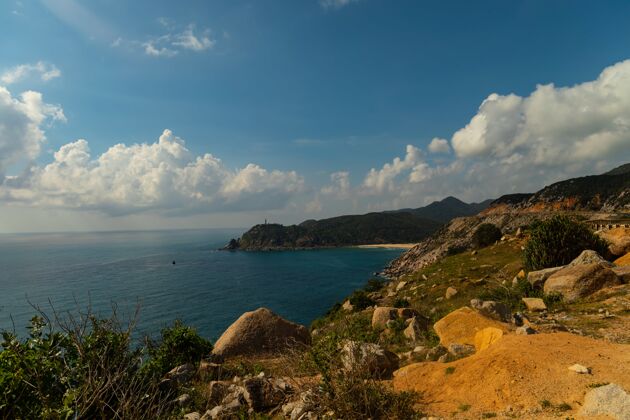 海美丽的越南蓝天下群山附近的大海镜头云树海景