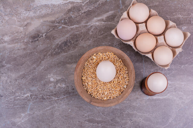 传统把鸡蛋放在纸板托盘里 放在麦粒上有机顶杯子