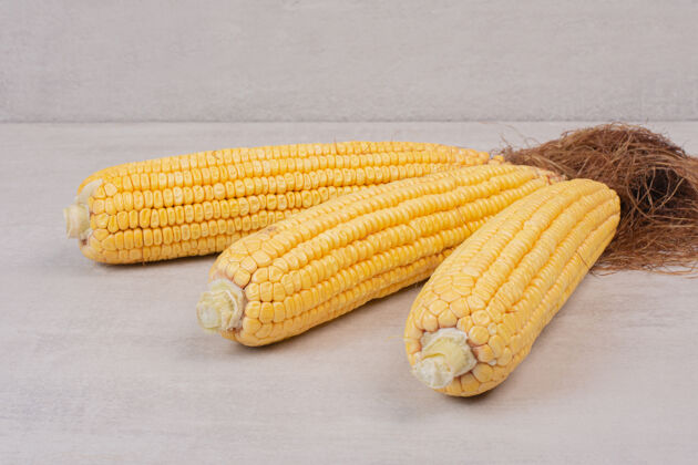 生的新鲜的玉米芯和白玉米芯收获有机玉米