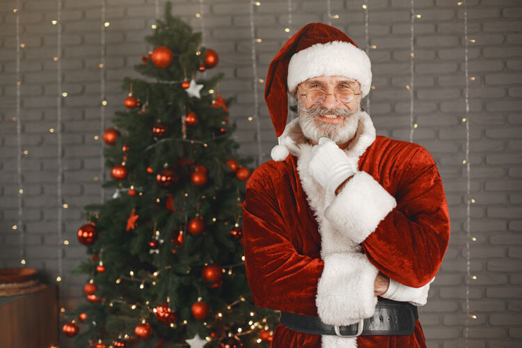 快乐圣诞老人站在圣诞树旁家装冬天帽子家