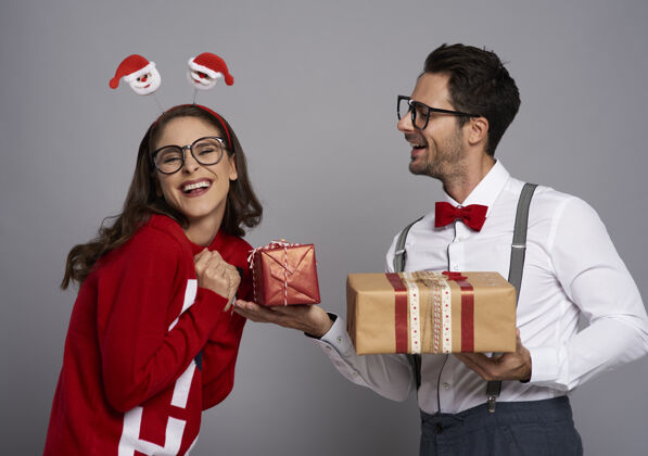惊喜送圣诞礼物的滑稽男人盒子制造异性恋情侣
