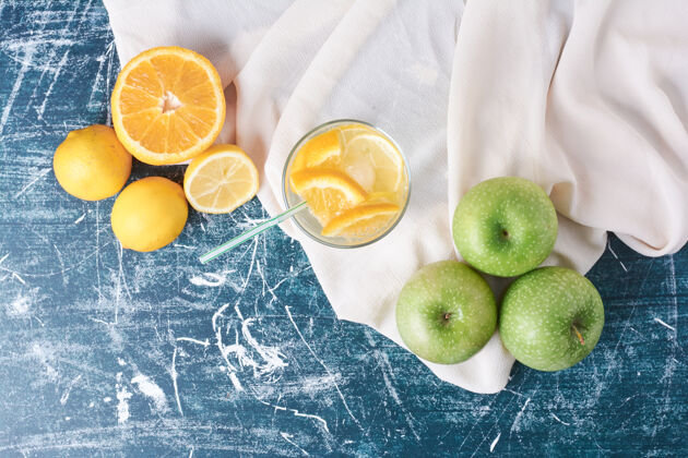 素食柠檬苹果配一杯蓝色饮料蔬菜美味视图