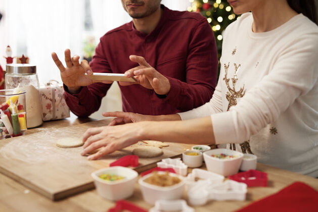 近距离男人在厨房里拍圣诞饼干人类的手美食圣诞节