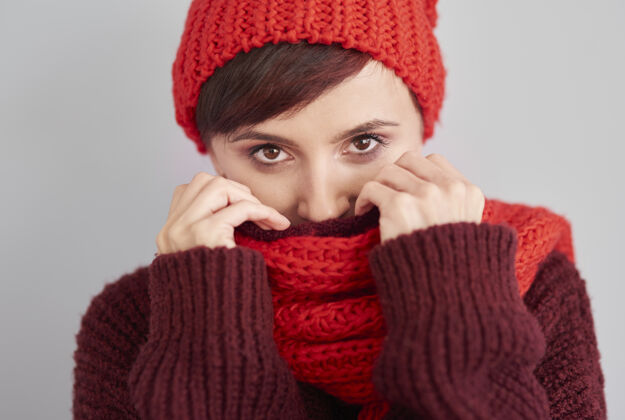 羊毛躲在温暖衣服里的女人欢乐温暖腰部向上