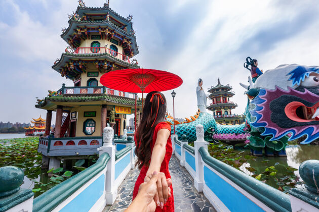 多彩女游客牵着男人的手 带他去高雄著名的台湾旅游景点红色东方女性