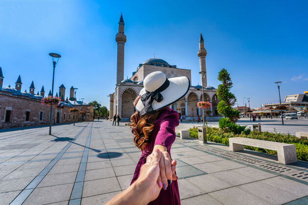 中心土耳其科尼亚 女游客牵着男人的手 带他去清真寺寺庙城镇土耳其
