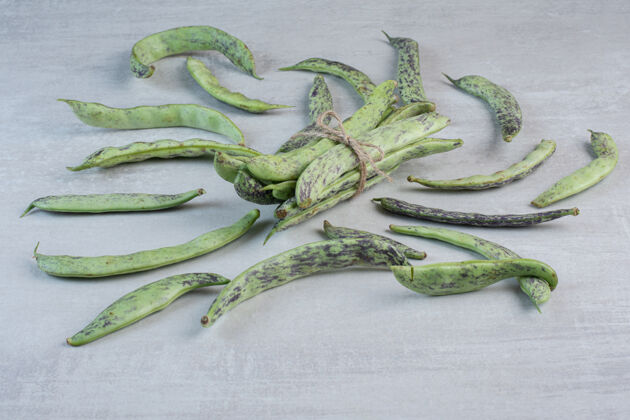 蔬菜有机绿豆在石头表面高品质的照片生的生的豌豆