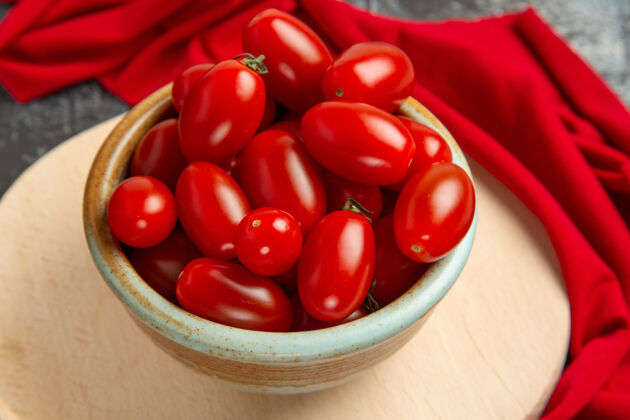 健康正面图新鲜西红柿在盘子里西红柿樱桃西红柿成熟