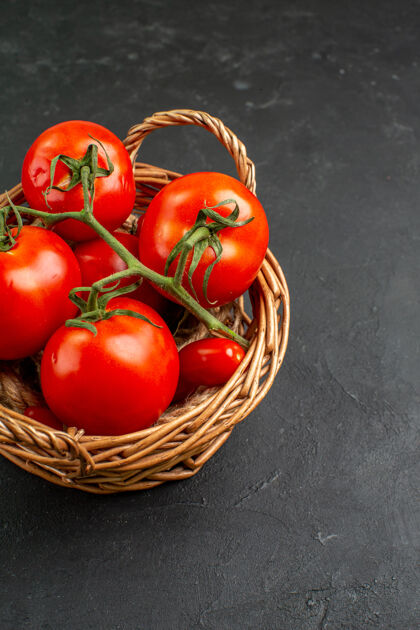 西红柿前视图新鲜的红色西红柿在篮子里新鲜食物李子