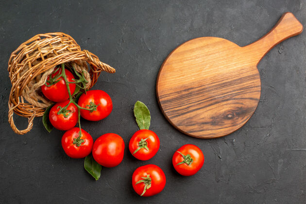 素食者顶视图新鲜的红色西红柿在篮子里胡椒颜色洋葱