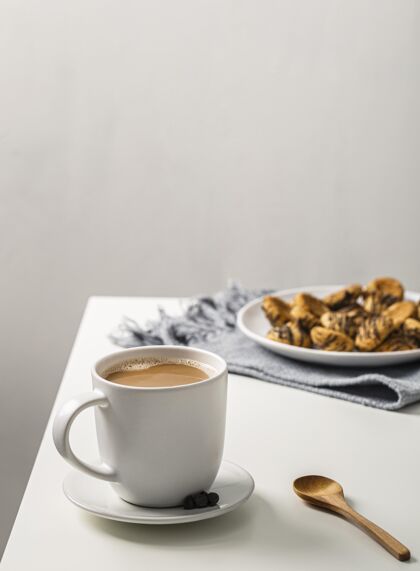 芳香桌上的咖啡杯和一盘饼干复制空间芳香空间