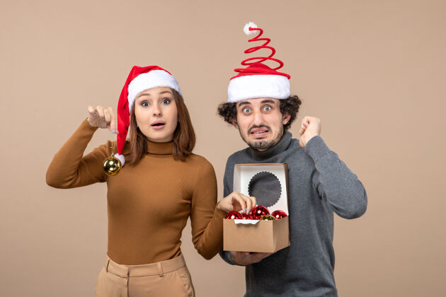 孩子喜庆的心情与兴奋可爱的酷情侣戴着红色圣诞老人帽的灰色镜头节日圣诞节礼物