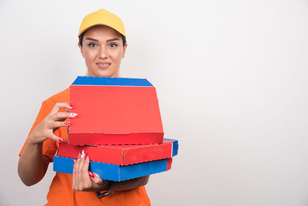 手掌送货员拿着比萨饼盒在空白处女孩保持服务