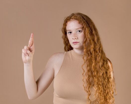耳聋一个教手语的年轻女子的画像手势手聋子