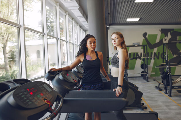 健康健身房里的漂亮女孩穿着运动服的运动女士赛道上的朋友室内锻炼训练