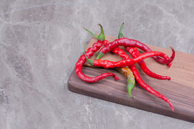 食物大理石上的红辣椒可口酸素食