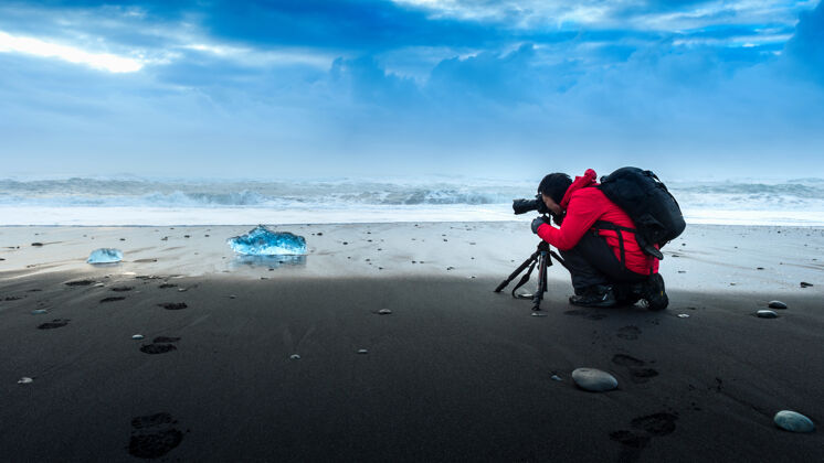 专业摄影师在冰岛冰上拍照人冰川冰