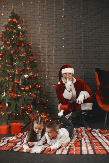信孩子们在家 圣诞装饰圣诞老人的邮件传统老年人男人