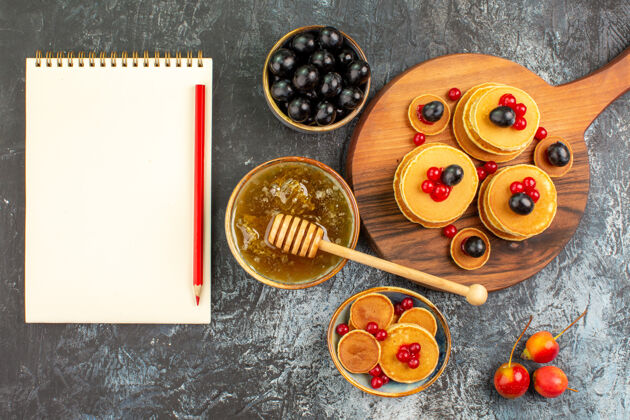 美味特写查看奶油薄饼与水果蜂蜜水果和笔记本晚餐新鲜健康