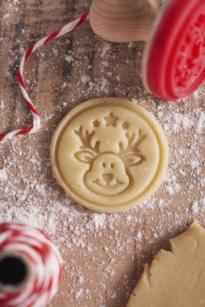 面团姜饼饼干是驯鹿的形状关闭厨房圣诞节