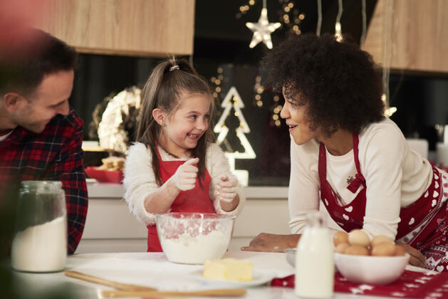 女人父母和孩子在厨房烤饼干饼干债券准备