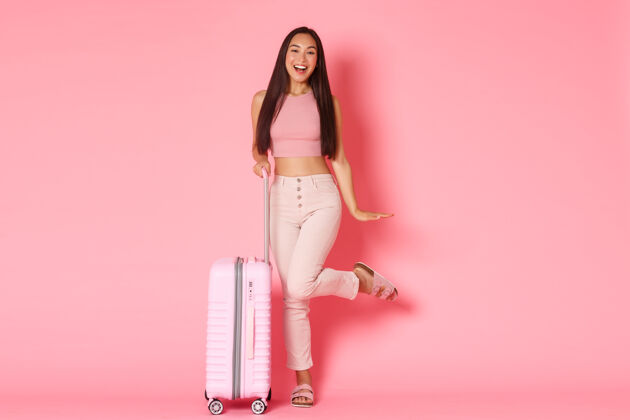 休闲带着手提箱的年轻女子旅行者旅游日本