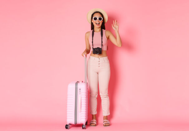 夏天带着手提箱的年轻女子旅游全长旅行