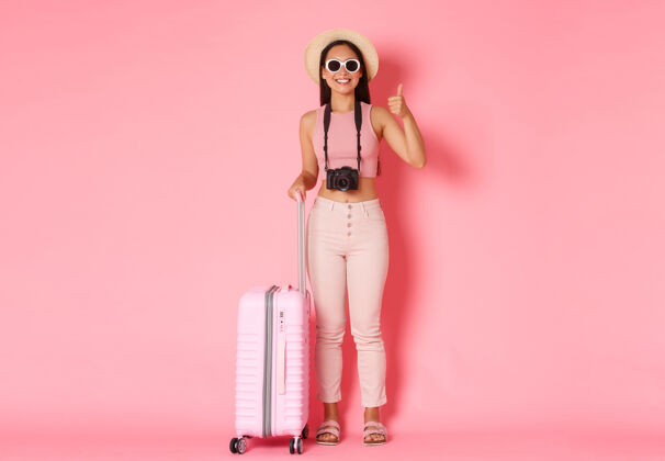 旅行社带着手提箱的年轻女子乐趣肖像乐趣