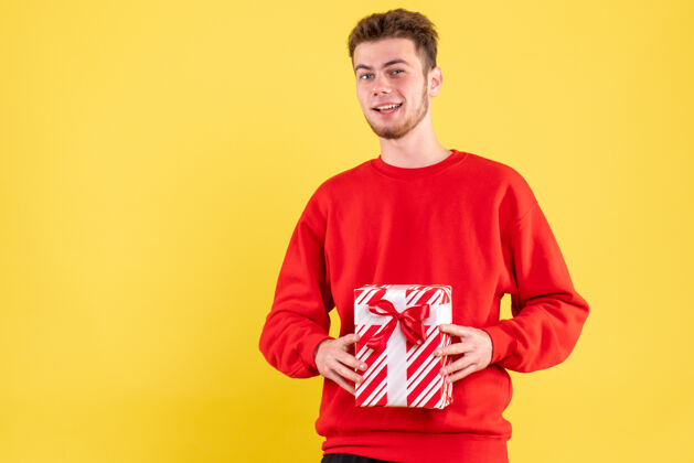 红色正面图：穿着红色衬衫的年轻男性 带着圣诞礼物情感成人衬衫