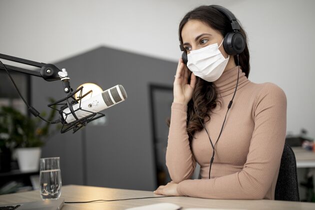 新闻戴着医用面罩的女人在广播里广播女性媒体广播