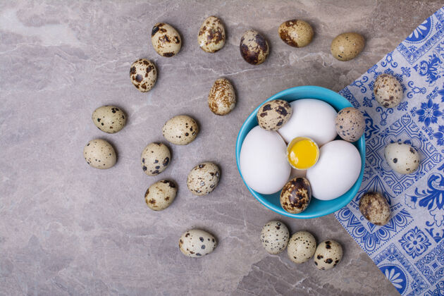 质量鸡蛋在一个蓝色的杯子里和地上午餐早午餐有机