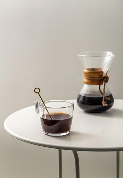 高咖啡杯放在桌子上 有chemex和复印空间液体高角度杯子