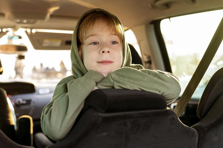 汽车微笑的孩子在车内 而在公路旅行休闲冒险旅行