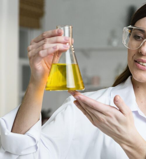创新者女科学家拿着试管女性化学家研究